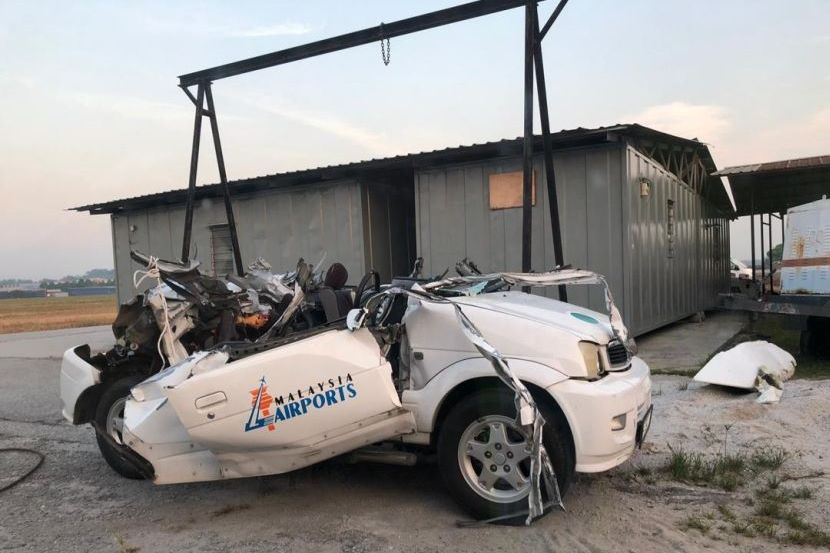 Pemandu parah pesawat langgar kereta  Sabah Post