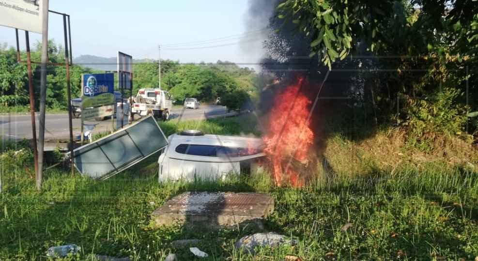 Jurujual Nyaris Maut, Kereta Dipandu Terbakar Di Jalan 