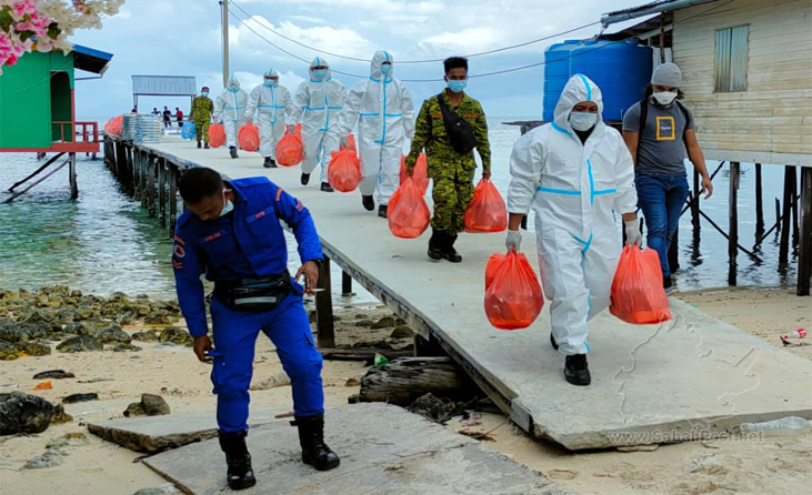 300 Keluarga Terima Bantuan Makanan Di Pulau Omadal ...