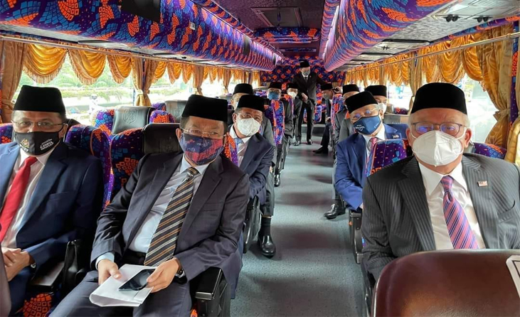 Najib ‘Ketuai’ Kumpulan Pertama Ahli Parlimen BN Naiki Bas Ke Istana Negara